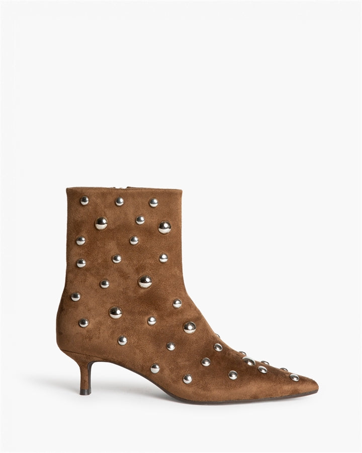 Botín Camel Tacón Fino Tachas