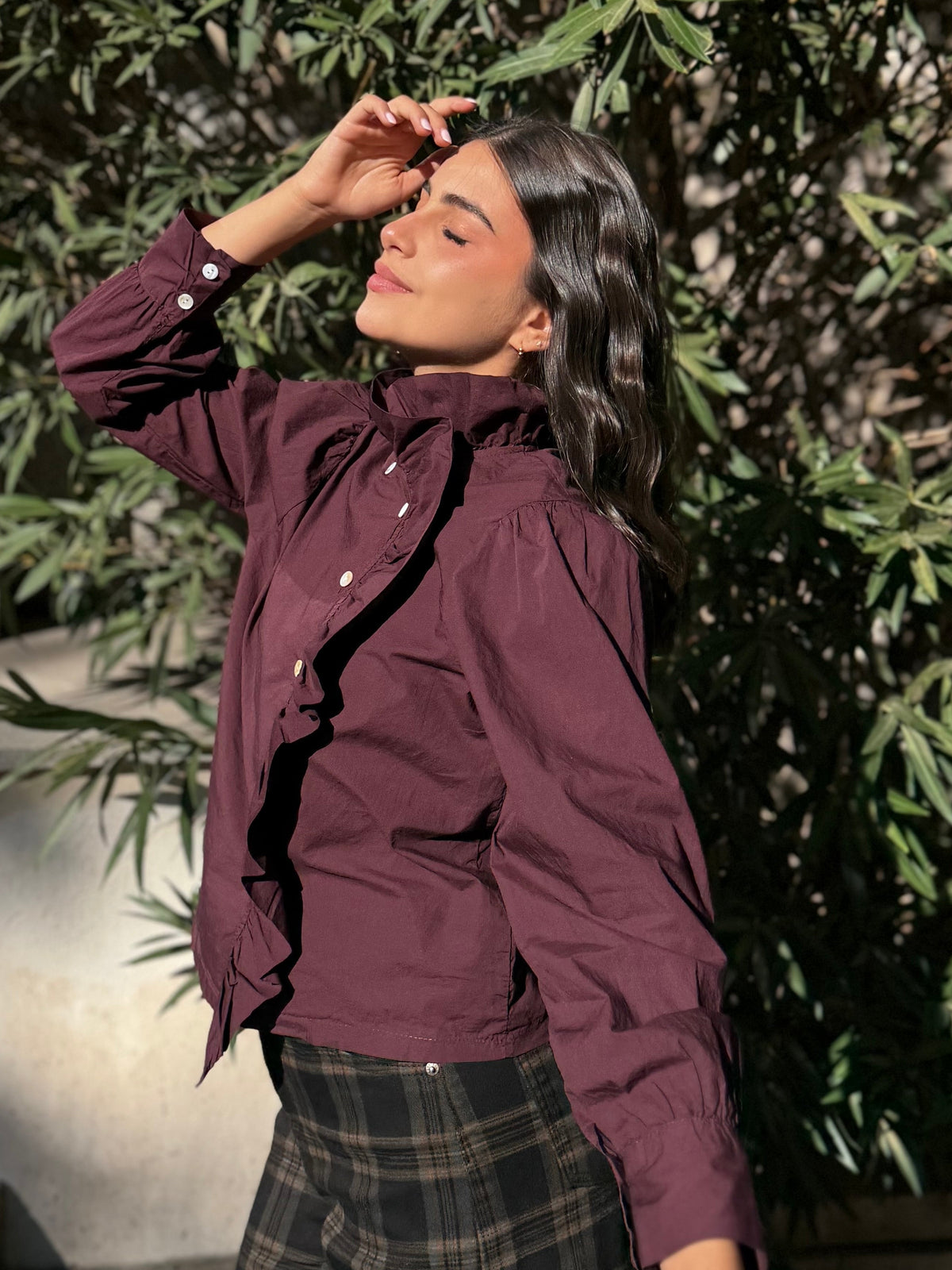Camisa Lisa Volante Lateral Granate