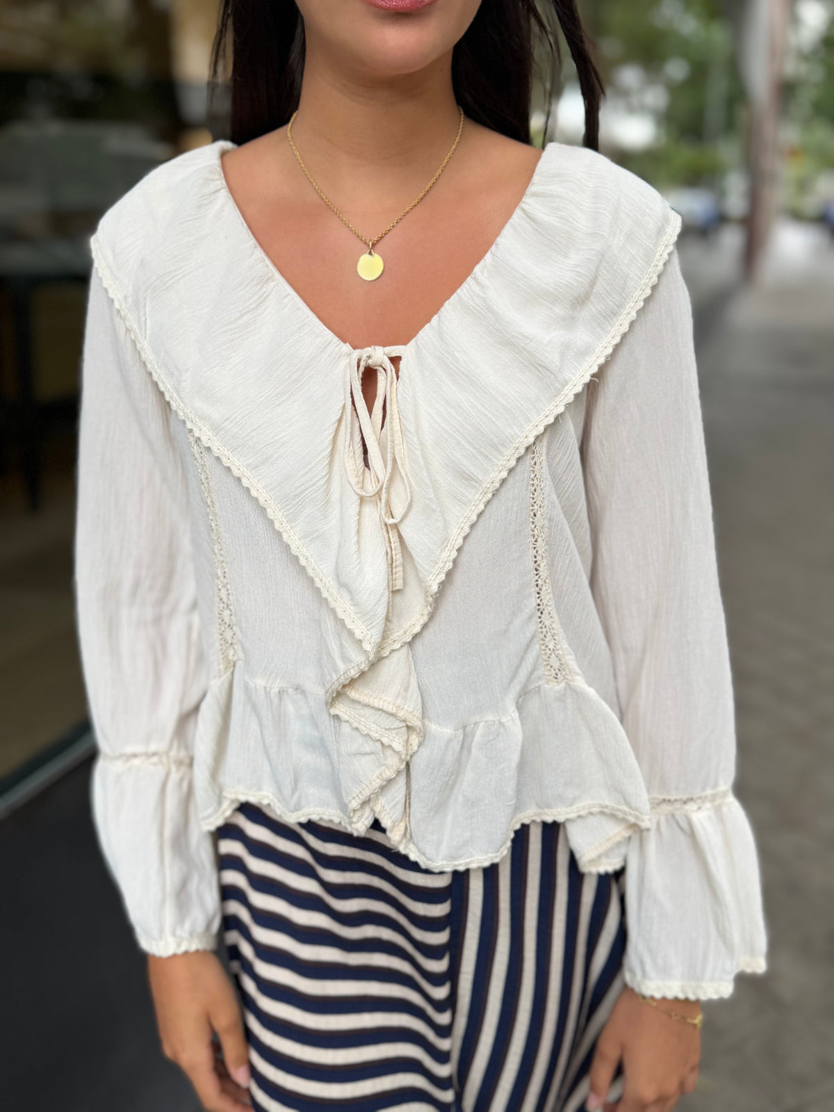 Blusa Brillo Volante Beige