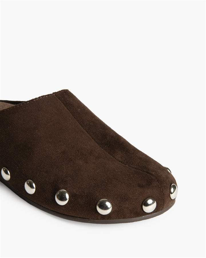 Zuecos Marrón Tachas