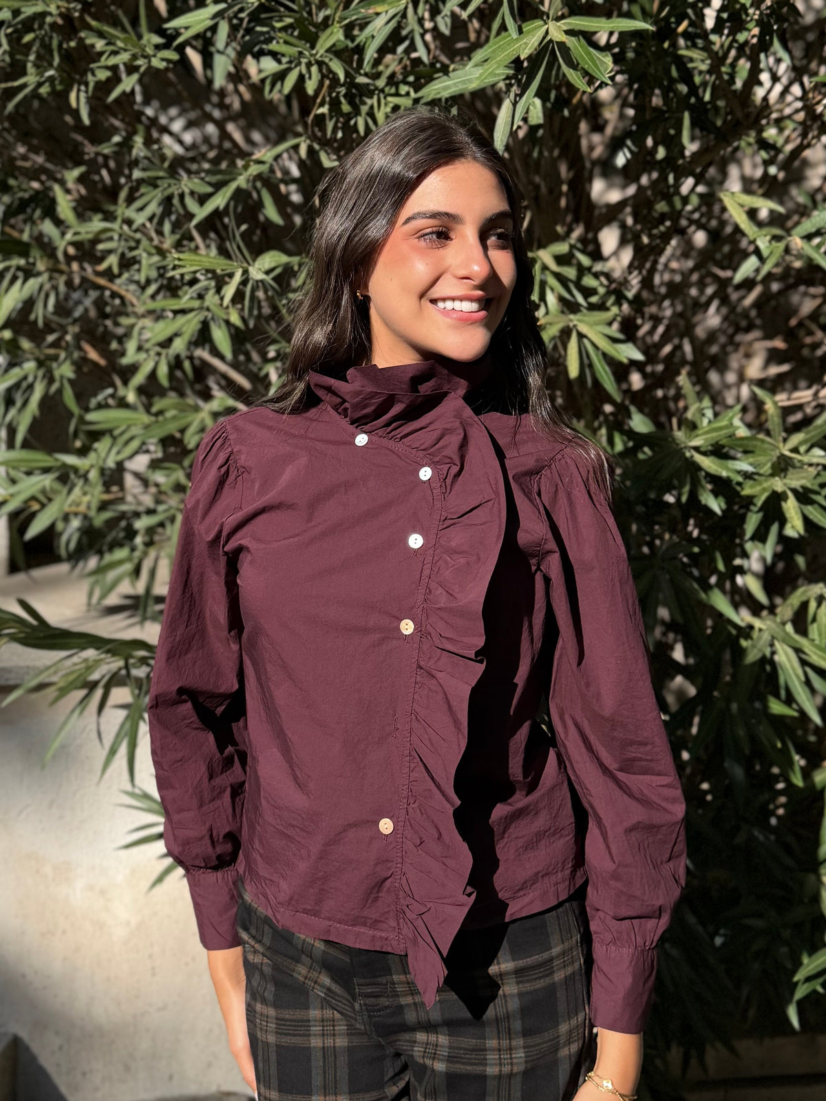 Camisa Lisa Volante Lateral Granate