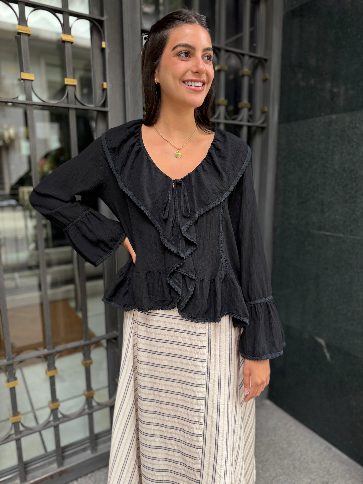 Blusa Brillo Volante Negro