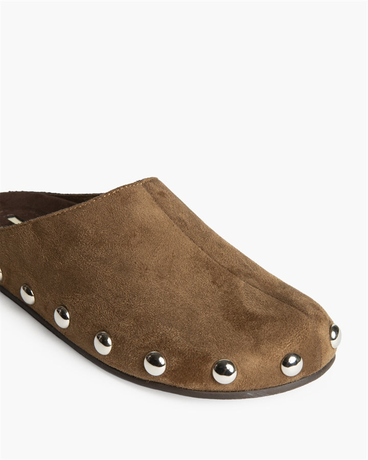 Zuecos Camel Tachas