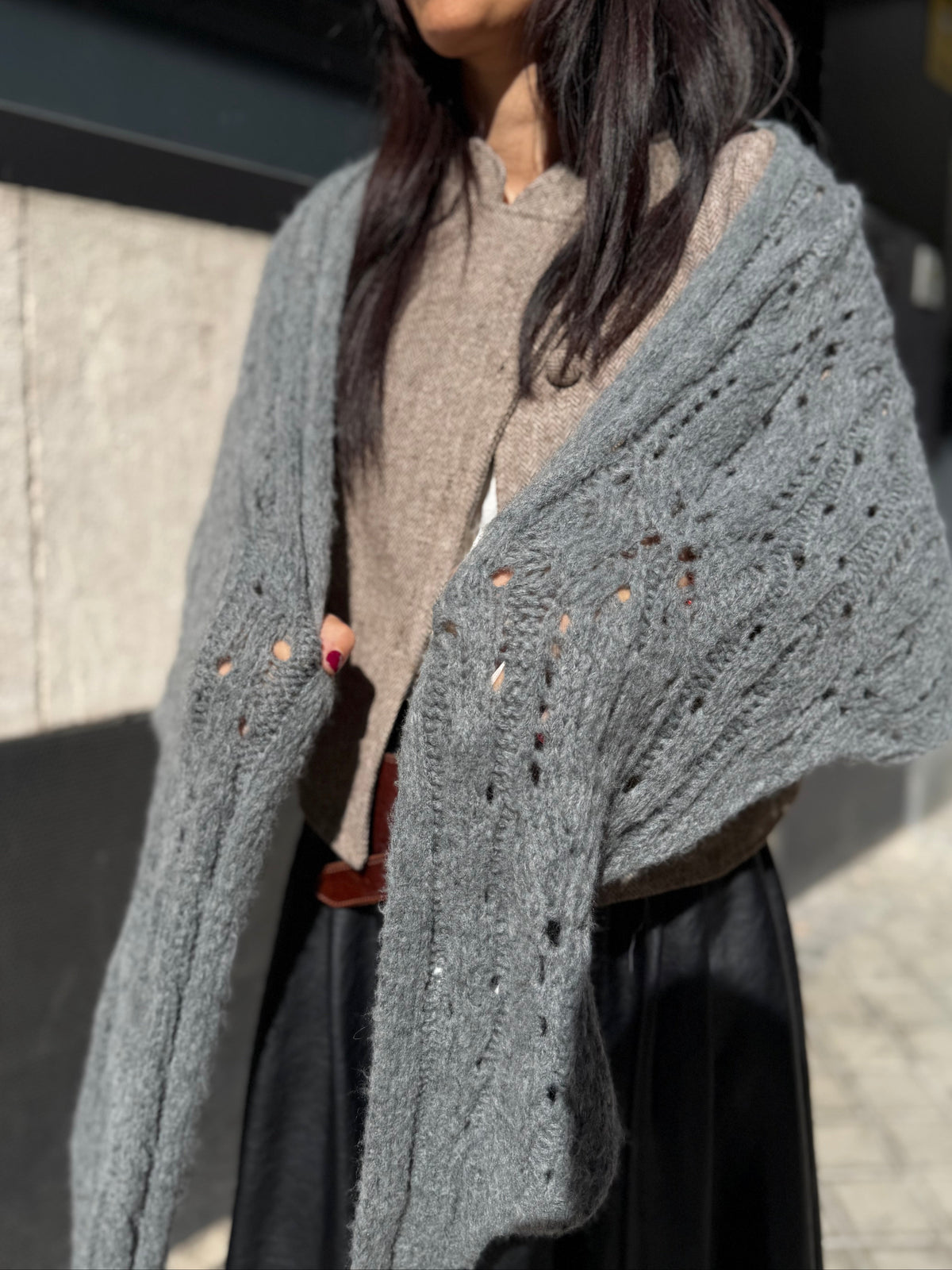 Poncho Triangular Julia Gris