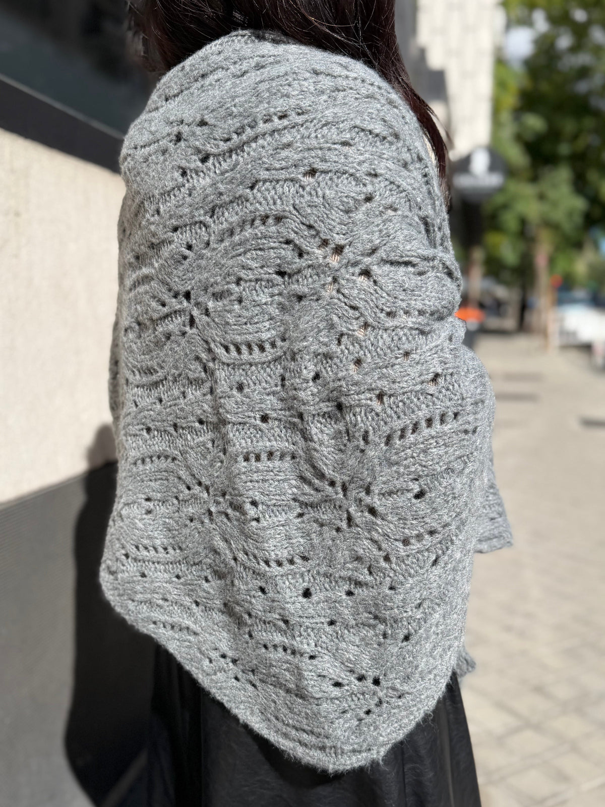 Poncho Triangular Julia Gris